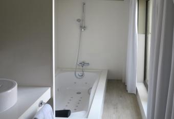 Serennia Exclusive Rooms has rooms with a private hot tub