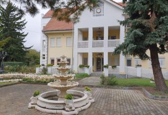 Kiskunlach  za 6 allows 18 year olds to book a room