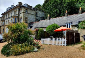 Lobster Cottage allows 18 year olds to book a room