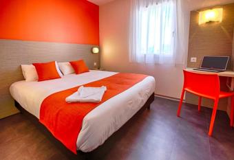 H  tel Formules Club 2 allows 18 year olds to book a room