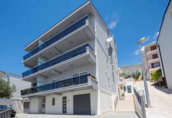 Apartments The Seasons Residence has Balcony rooms