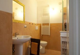 Riz Guest House has Balcony rooms