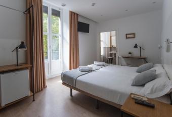 Pensi  n Sarriegi allows 18 year olds to book a room