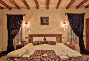 Kapadokya Hill Hotel & Spa (12+) has rooms with a private hot tub