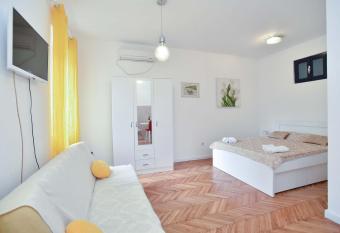 Apartment Stari Grad has Balcony rooms