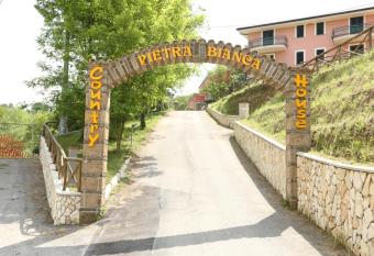 Pietrabianca Country House has Balcony rooms