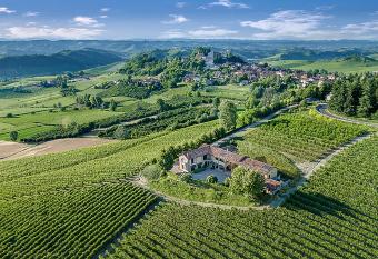 Cascina Cortine has rooms with a private hot tub
