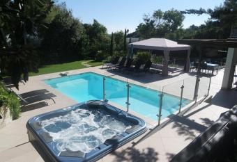 Villa Perle De La Mer allows 18 year olds to book a room