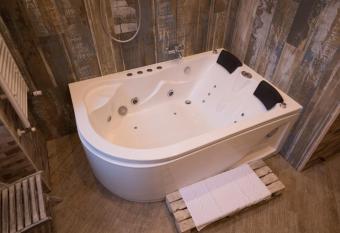 Mancini Shabby House has rooms with a private hot tub