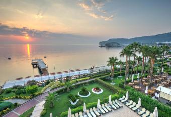 Golden Lotus Hotel has Balcony rooms