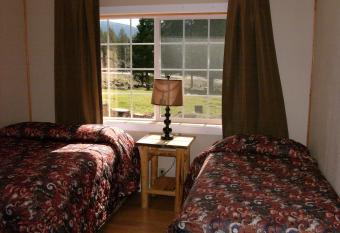 Mountain View Lodge - No Pets allowed allows 18 year olds to book a room