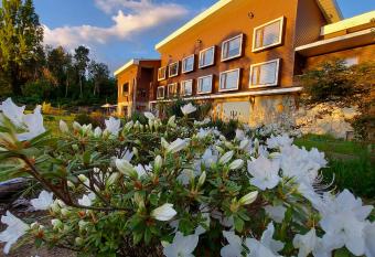 Hotel Lodge Las Cascadas allows 18 year olds to book a room