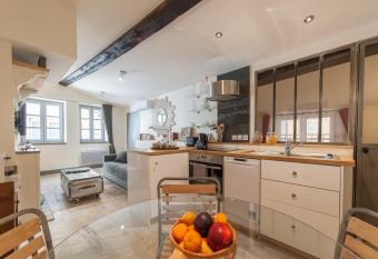 La Maison Debourg has Balcony rooms