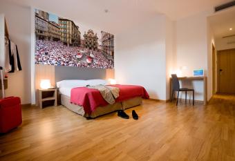 IRAIPE Pamplona Hostal allows 18 year olds to book a room