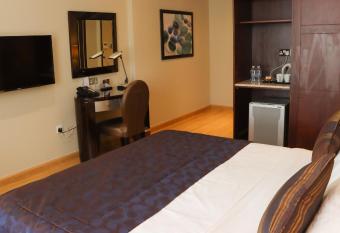 Strato Hotel By Warwick has rooms with a private hot tub