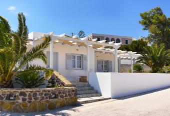 Milaki Kimolos allows 18 year olds to book a room