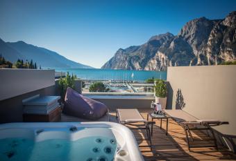 Hotel Villa Enrica has Balcony rooms