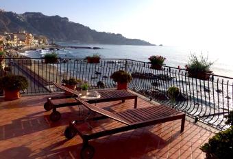 Miriam Sea Front Apartment Jacuzzi has rooms with a private hot tub