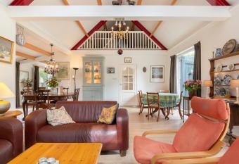 Holiday home Het Blauwe Hof allows 18 year olds to book a room