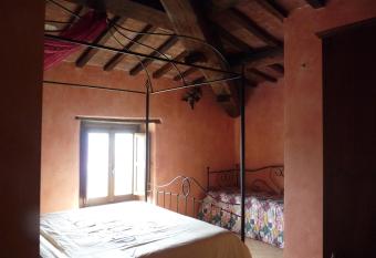 Castello Di Giomici has rooms with a private hot tub