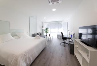 Pensi  n T5 Donostia Suites allows 18 year olds to book a room