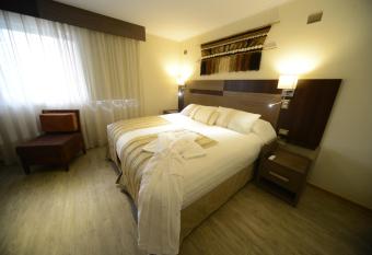 Hotel Boutique Reyall has rooms with a private hot tub