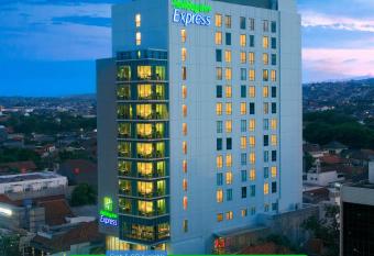 Holiday Inn Express Semarang Simpang Lima, an IHG Hotel has Smoking rooms
