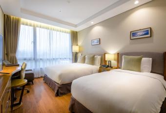 Parksunshine Jeju has rooms with a private hot tub