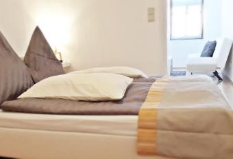 Alte Uhrmacherei Eisenach allows 18 year olds to book a room