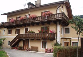 Haus Schmiedhofer has Balcony rooms