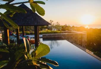 AYYANA Residences Luxury Apartment has rooms with a private hot tub