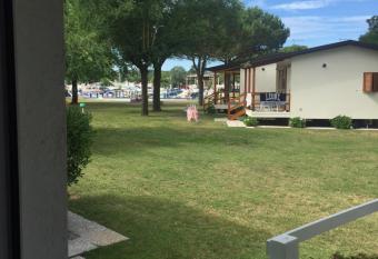 Bungalow Marina di Cortellazzo allows 18 year olds to book a room