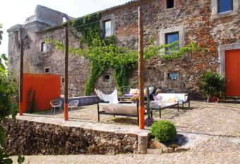 Convento Senhora da Vit  ria allows 18 year olds to book a room