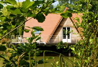 Les Lodges de Malbrough has rooms with a private hot tub