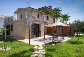 Villa Saraceni has Balcony rooms