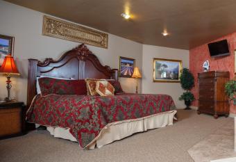 Hotel J Green Bay has rooms with a private hot tub