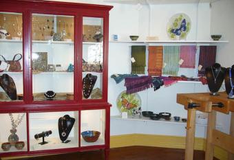 1842 Bed & Breakfast allows 18 year olds to book a room