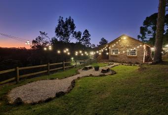 Villa Italia hospedagem allows 18 year olds to book a room