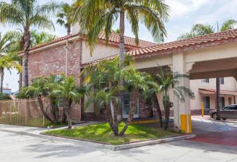 Days Inn & Suites by Wyndham South Gate allows 18 year olds to book a room