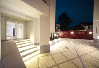 Wing Club Apartments has Balcony rooms