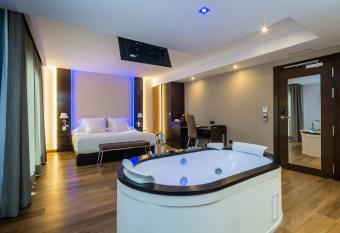 MB Boutique Hotel - Adults Recommended has rooms with a private hot tub