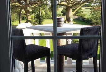 Le Petit Chateau Vaartdijk has Balcony rooms