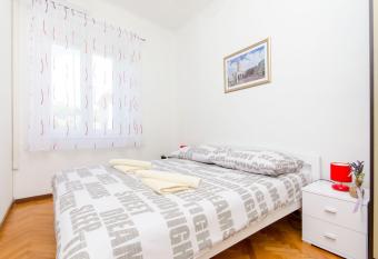 Guest house Levanda has rooms with a private hot tub