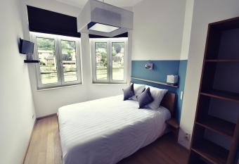 C  t   Sax bed and breakfast allows 18 year olds to book a room