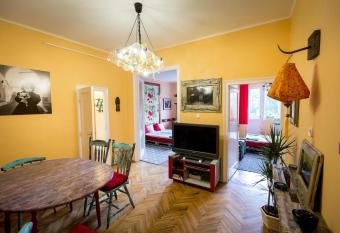 Cosy Art Flat has Balcony rooms