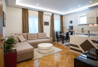 City Apartments has rooms with a private hot tub