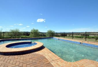 Beggars Bridge Vineyard Homestead with pool and tennis has rooms with a private hot tub