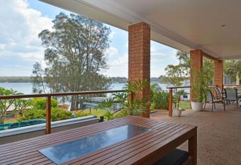 The House on the Lake @ Fishing Point, Lake Macquarie - honestly put the line in and catch fish has Balcony rooms