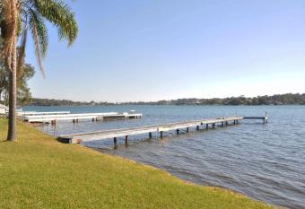 The Studio on the Lake @ Fishing Point, Lake Macquarie - honestly put the line in and catch fish has Balcony rooms
