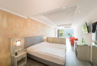 Garda Suite Hotel has rooms with a private hot tub